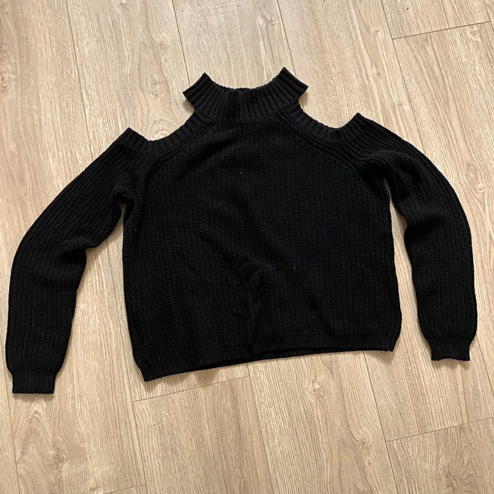 Open shoulder long sleeve shirt